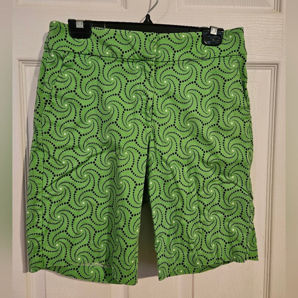 Woman's bright green shorts with Pockets size 8